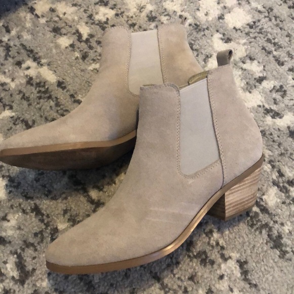 Marc Fisher grey booties size 8.5 - Picture 1 of 5